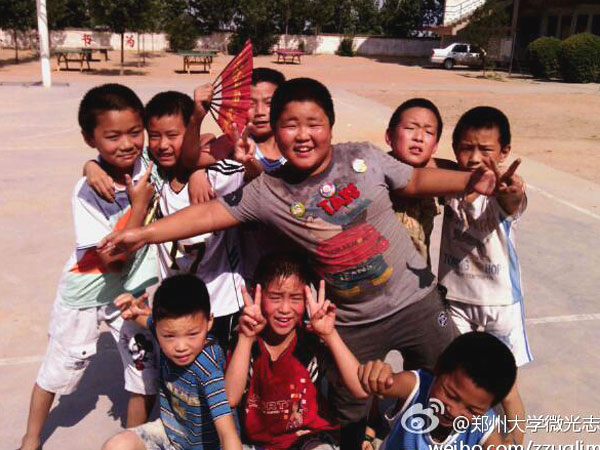 7��17������(y��ng)�ƻ����s�Q���������(y��ng)�����ٿh�R��ƺ�l(xi��ng)��?j��ng)_С�W(xu��)��ȭ��С�(du��)�T����Ȼ�����ڵ��ž������������ڞ��������ݴ�W(xu��)��΢�⡱־Ը�߈F(tu��n)�(du��)�e�k�ĵ���ˇ�R������(zh��n)����