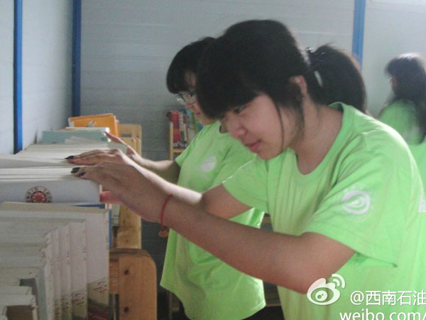 7��20�����巿����Đ��ĕ��ݽK��������ʯ�ʹ�W(xu��)У��ӛ�߈F(tu��n)꠆T����Ŭ���²����ꮅ���D��һ��꠆T������D���^����¶������ϲ��Ц�ݡ�