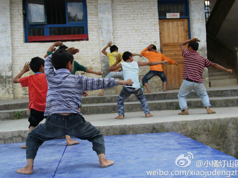 7��31������С�ٟ���ɽ�^(q��)���W(xu��)����֧�����ǭ����ؑ�S�h�����l(xi��ng)����С�W(xu��)����20���֧�̻�Ӽ����Y(ji��)���������������ҵ�Ͷ�뵽����ˇ�R�ݵĜ�(zh��n)���A�����D�麢�ӂ��ڞ�R���u�����ž���