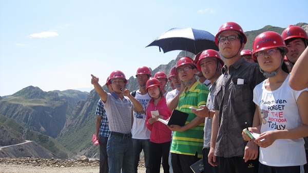 7��9����ʯ���Ӵ�W(xu��)��������顱�F(tu��n)�(du��)�ڶ���ǰ����˹����ˮ���м~��������(sh��)���{(di��o)�п�˹����ˮ���м~���̵ĵ��|(zh��)��r���D���(du��)�T��?c��)��J(r��n)�� (t��ng)ȡ�����ώ����v����