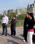 網(wǎng)友參觀晉陽(yáng)湖　　晉陽(yáng)湖項(xiàng)目原投資計(jì)劃為2.2億元，區(qū)域內(nèi)五座橋?yàn)榫坝^橋。為完善其功能，強(qiáng)化景觀提升效果，對(duì)部分項(xiàng)目進(jìn)行了優(yōu)化、提升，包括將區(qū)域內(nèi)五座景觀橋改為市政橋并新增兩座市政橋。