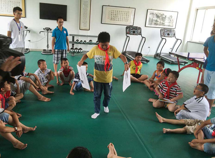 С���т���־Ը��չʾ�Լ��Ĳ�ˇ��