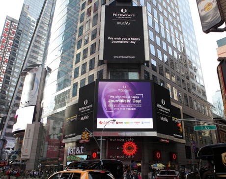 環(huán)球網(wǎng)在紐約時代廣場送出2015中國記者節(jié)祝福。