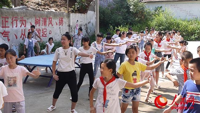 ���ϿƼ���W��һ��һ·���x��(w��)֧���c���ʷ�ؚ�{(di��o)�Ќ��`�F��������ꖿh��¹ɽ�(zh��n)�u�ŸG���_չ�x��(w��)֧�̺ͷ�ؚ�{(di��o)�У��D��־Ը�߽̺��ӂ�̫�Oȭ�����F��ṩ��