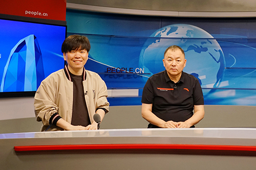 電影頻道節(jié)目中心副總編輯王平久（右）、音樂(lè)制作人常石磊（左）做客人民網(wǎng)。人民網(wǎng)記者 皇甫萬(wàn)里 攝