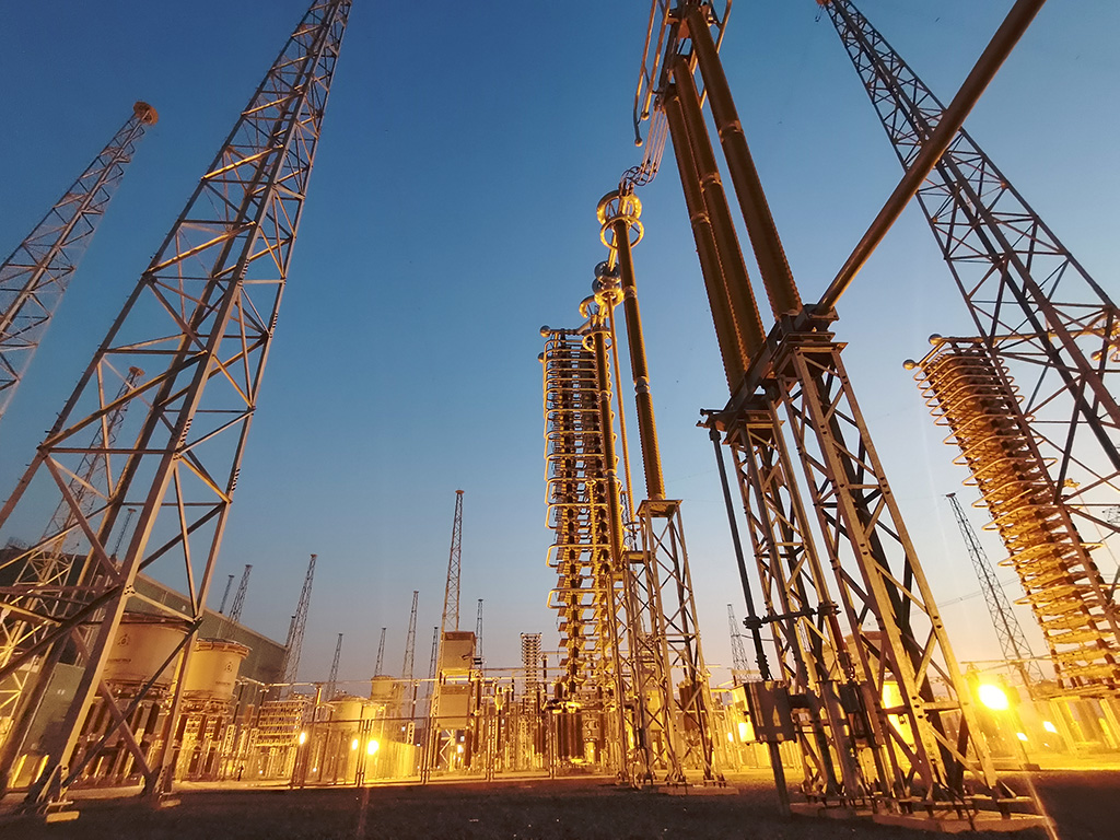 ±660kV巴基斯坦默蒂亞里-拉合爾（默拉）直流輸電項(xiàng)目拉合換流站夜景。（國(guó)家電網(wǎng)供圖）