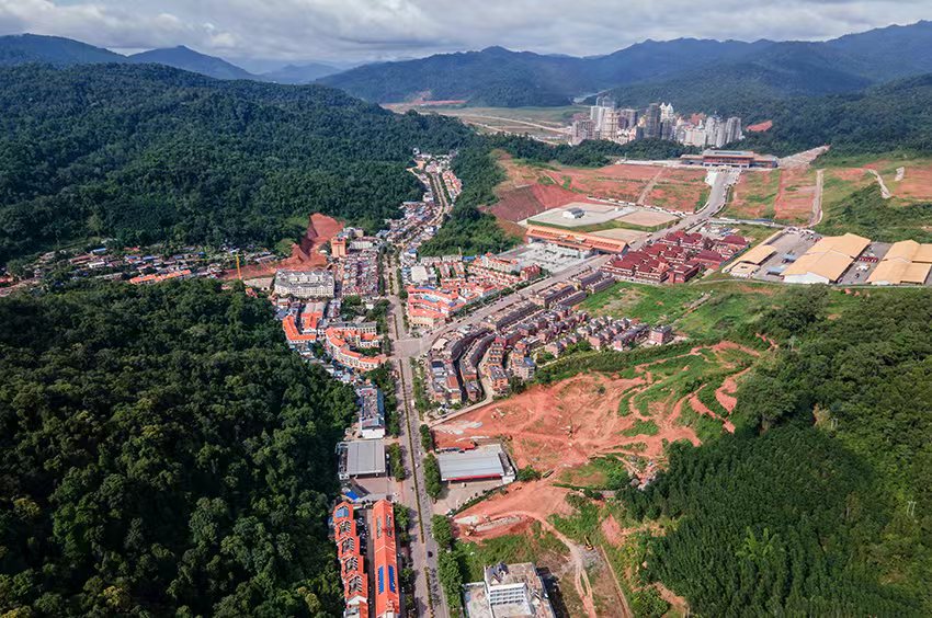 磨憨口岸俯瞰，右前方高層白色建筑群為老撾境內(nèi)。人民網(wǎng)記者 符皓攝