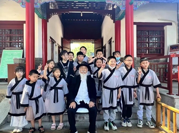 聽孔廟歷史見證人——白胡子爺爺講述臨沂城過(guò)去的故事。臨沂市博物館供圖