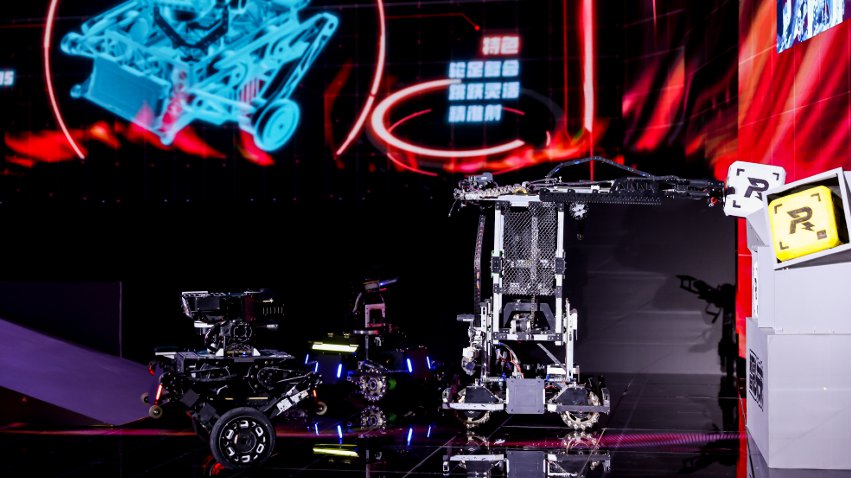 武漢工程大學(xué)大學(xué)生們帶來的機甲大師對抗比賽。主辦方供圖