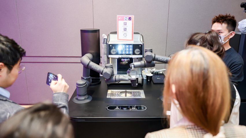 到場(chǎng)觀眾體驗(yàn)如影智能咖啡大師。主辦方供圖