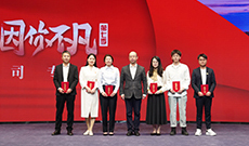 第七季丨人民網(wǎng)黨委書(shū)記、董事長(zhǎng)、總裁葉蓁蓁與入圍獎(jiǎng)選手合影