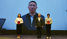 第七季丨人民網(wǎng)黨委書(shū)記、董事長(zhǎng)、總裁葉蓁蓁與“平凡英雄”合影