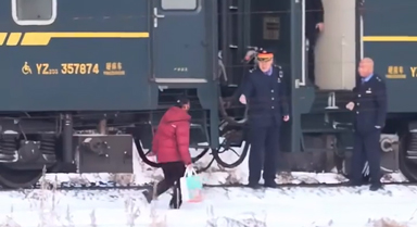 這輛綠皮火車(chē)，一個(gè)人也會(huì)等