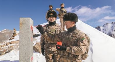 別迭裡邊防連官兵執(zhí)行巡邏任務(wù)